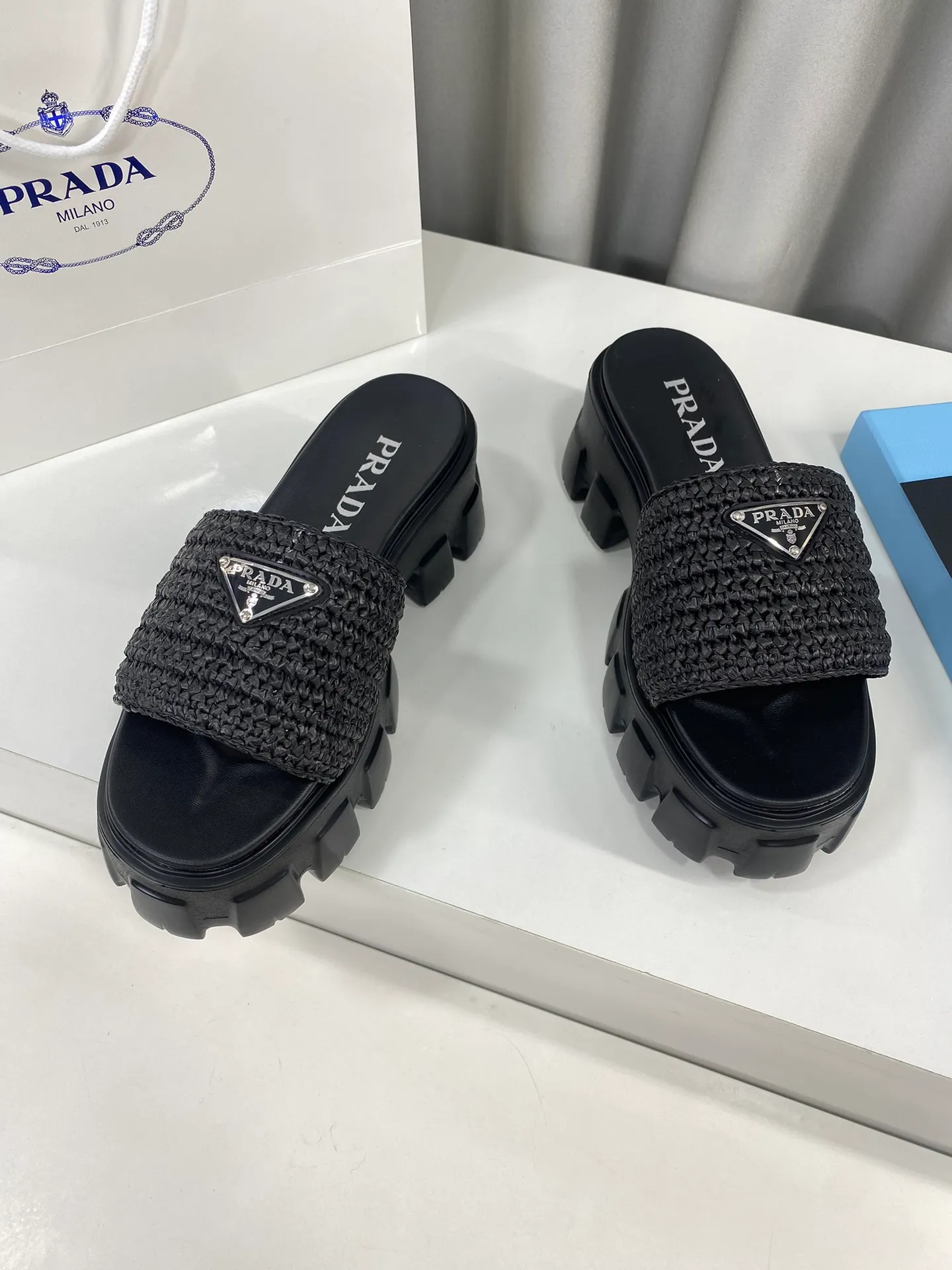 💕💕Factory direct selling price p460💕💕 Prada's latest tooth-woven thick-soled triangle buckle slippers☑️ Latest environmentally friendly PP material, fully handmade crochet, just like knitting sweaters, slow work and meticulous work, retro fashionable thick-soled shoes, with rubber uppers, making the whole pair of shoes light and comfortable. Bright colors, a variety of choices to meet the needs of fashionable people with different styles! The iconic metal triangle logo is paired with the shape of ancient beach slippers. Every design element is fashionable! Size: Women's 35-39 (34, 40, custom-made, non-returnable) Full set of counter original packaging